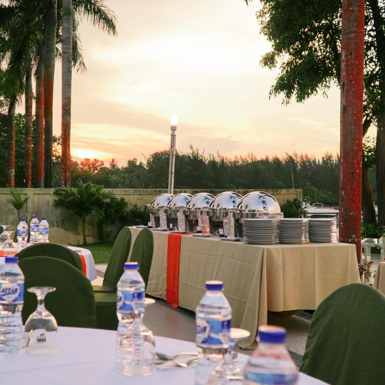 Harris Resort Batam Waterfront Sekupang Exterior foto