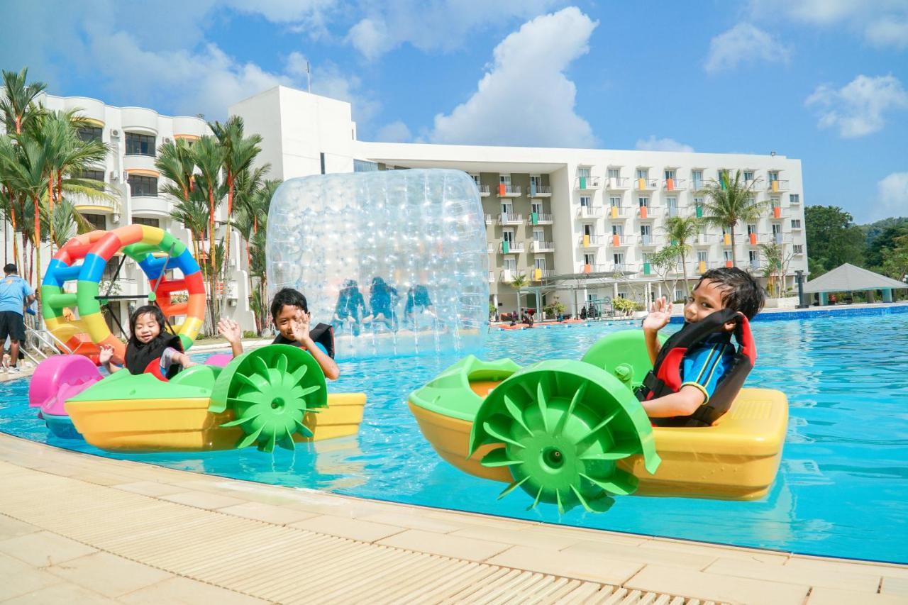 Harris Resort Batam Waterfront Sekupang Exterior foto