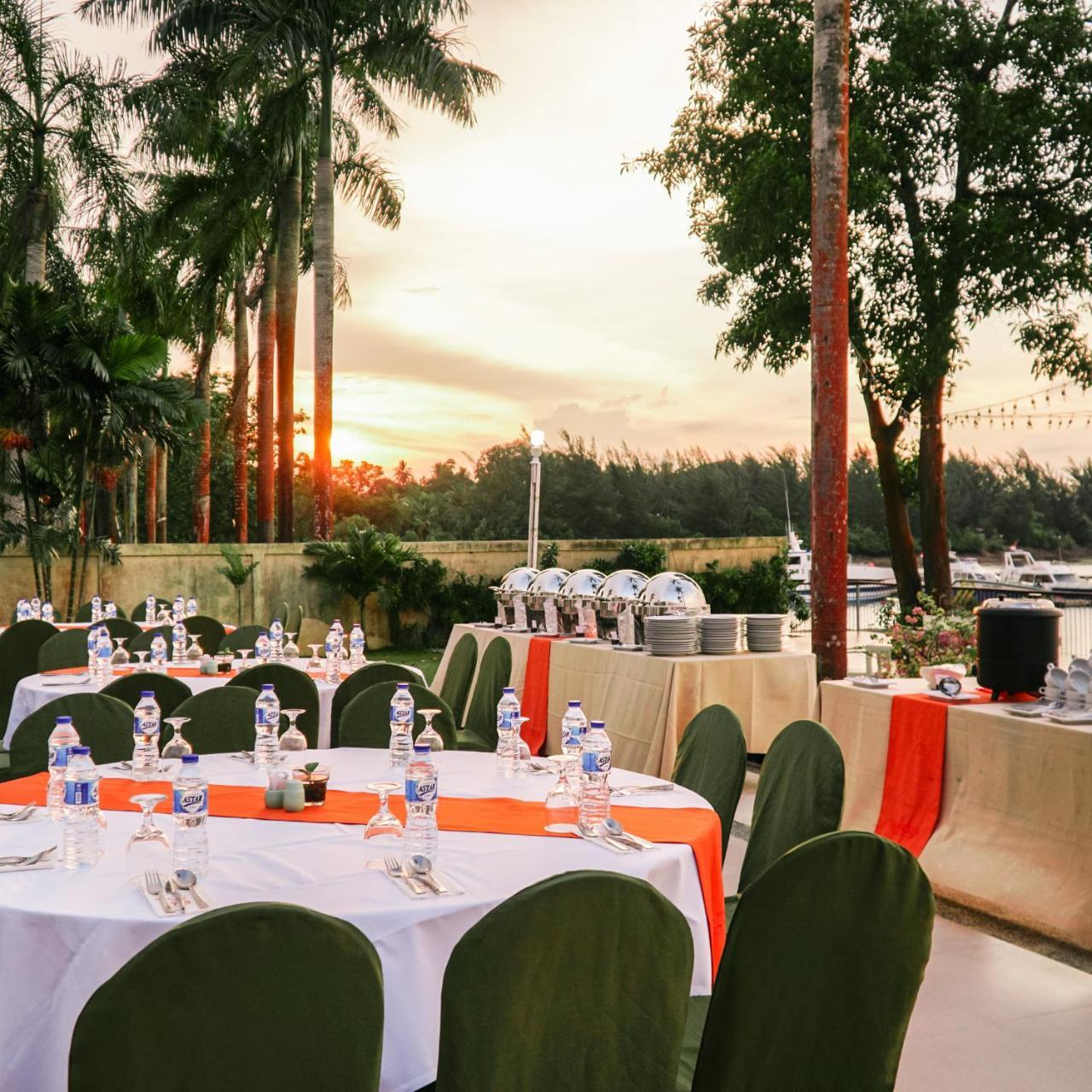 Harris Resort Batam Waterfront Sekupang Exterior foto