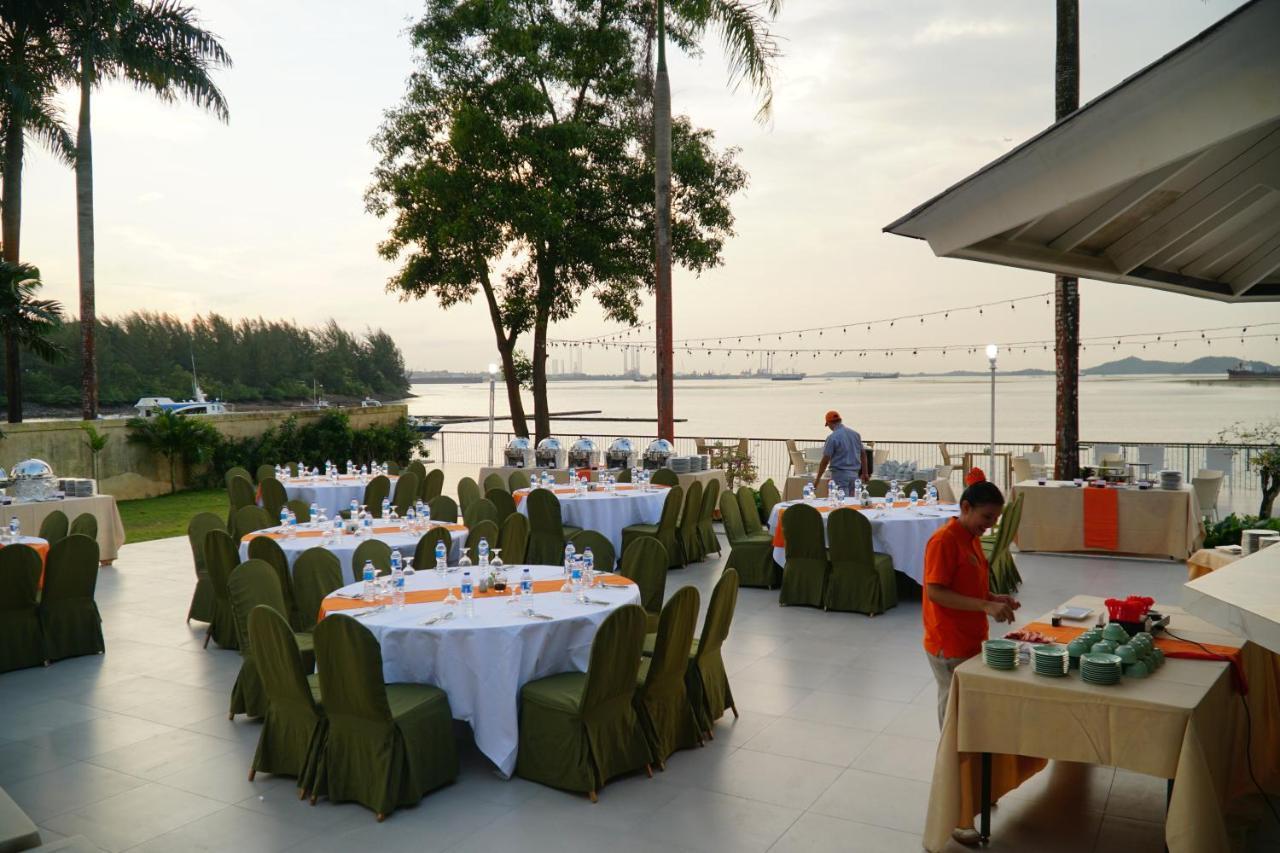 Harris Resort Batam Waterfront Sekupang Exterior foto