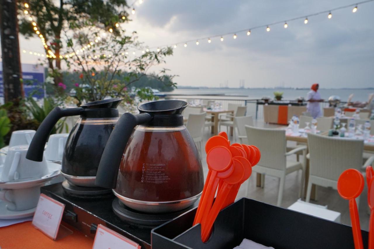 Harris Resort Batam Waterfront Sekupang Exterior foto